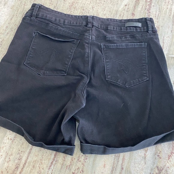 Short. - Picture 3 of 8